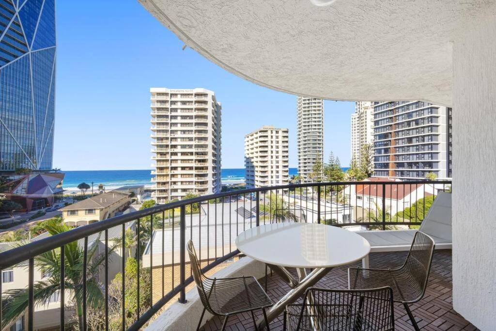 Surfers Paradise 1 bedroom apartment Bright, Spacious, 3 min to Beach, Stunning Views