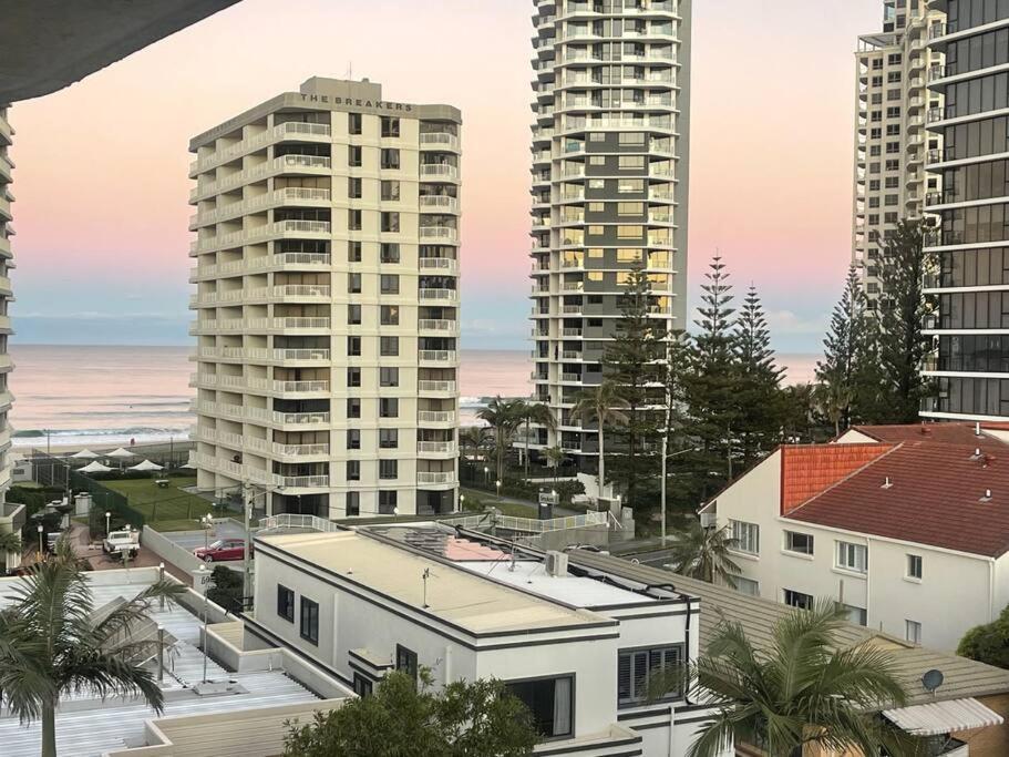 Surfers Paradise 1 bedroom apartment Bright, Spacious, 3 min to Beach, Stunning Views