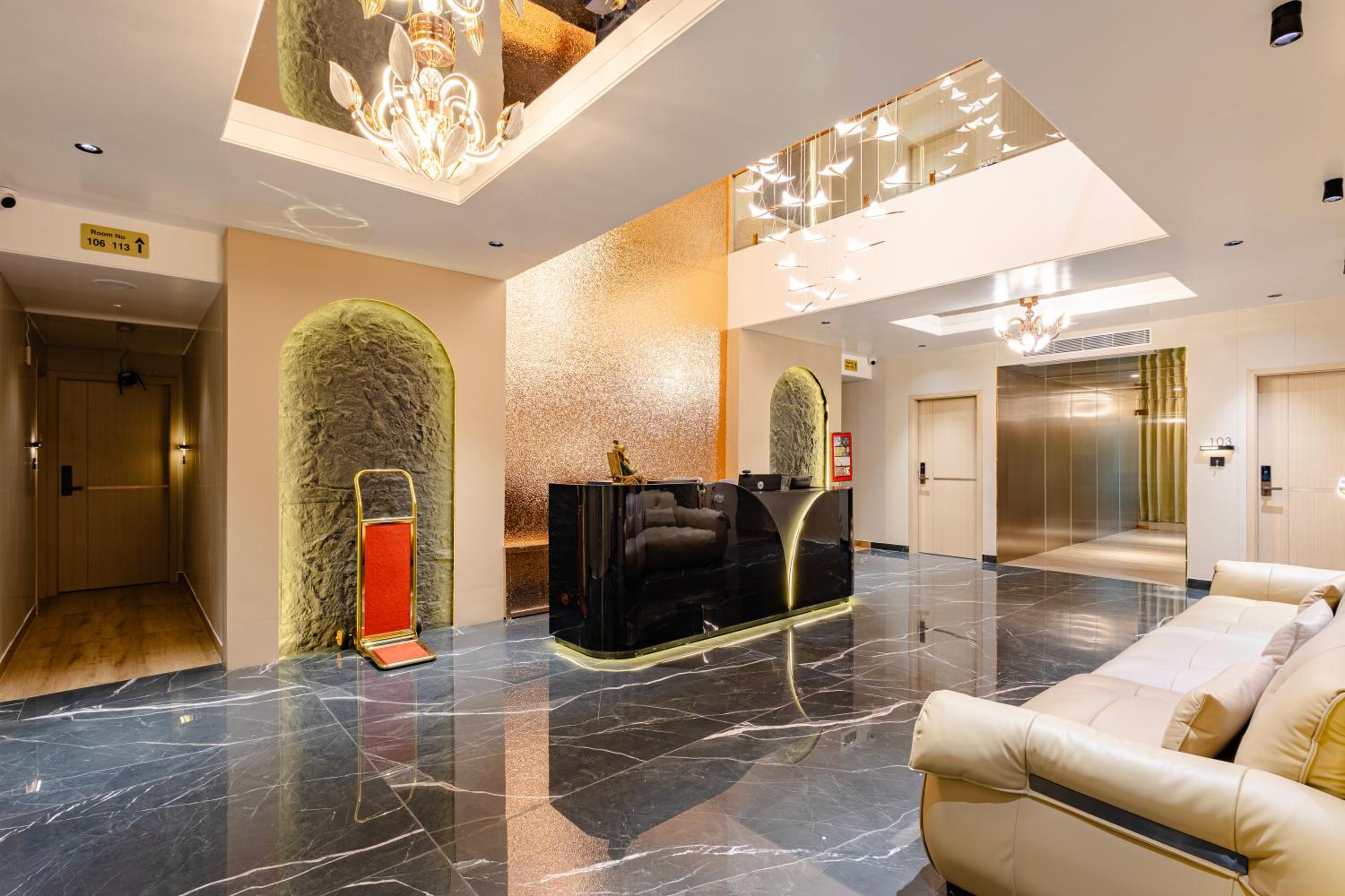 CVR's Hotel Glass Bird view 3
