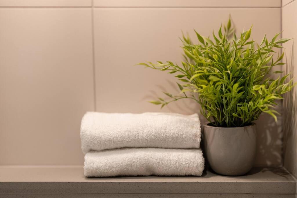 Stay in Chic 2BR Apt best in City