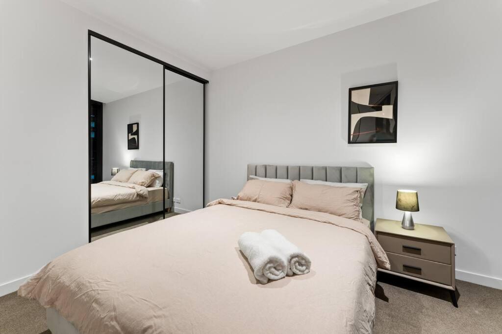 Stay in Chic 2BR Apt best in City