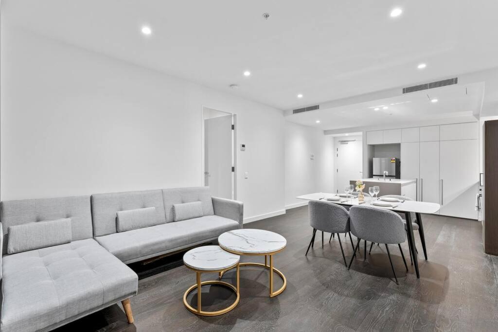 Stay in Chic 2BR Apt best in City
