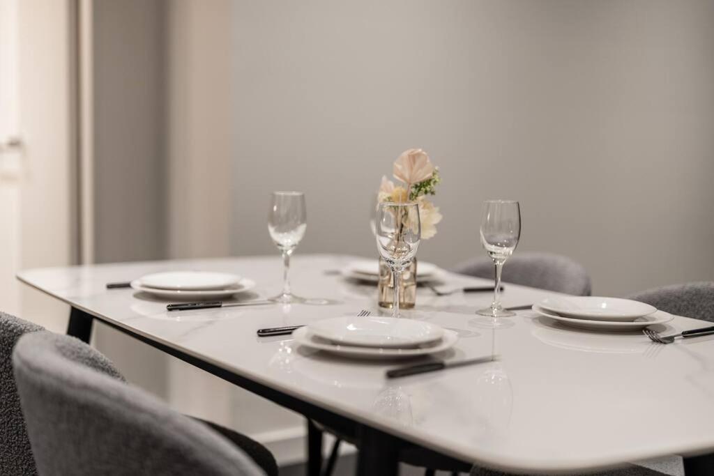 Stay in Chic 2BR Apt best in City