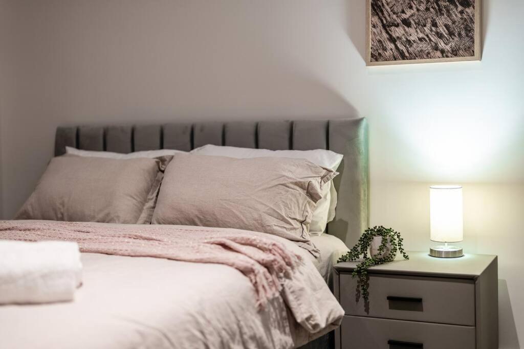 Stay in Chic 2BR Apt best in City
