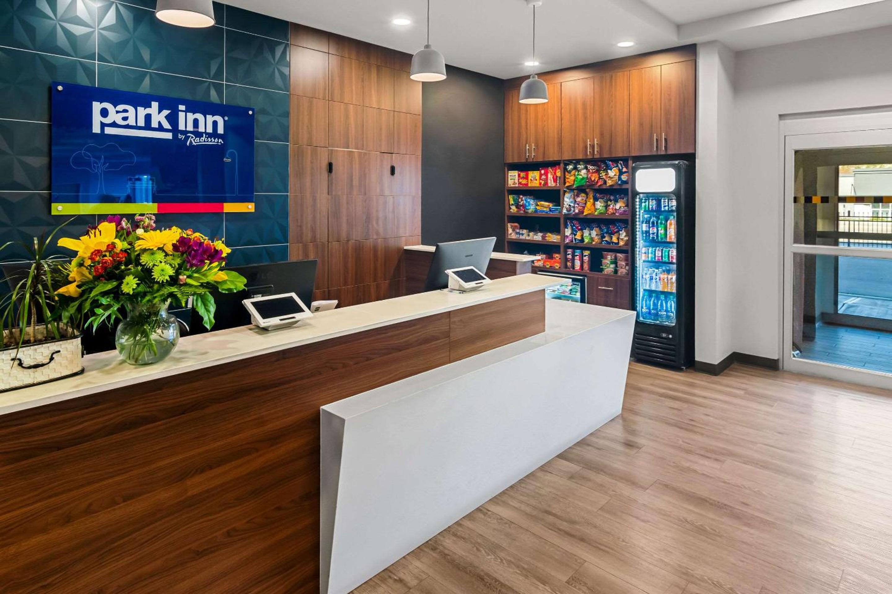 Park Inn by Radisson, Kelowna - Image 2