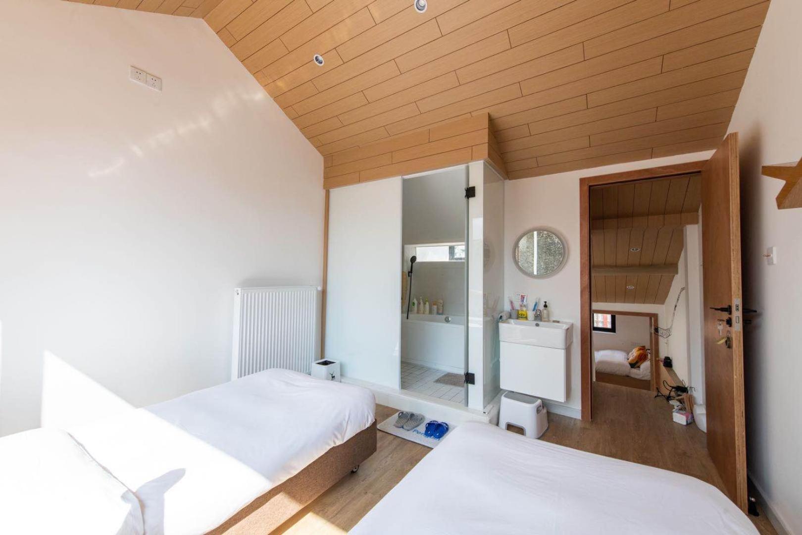 Shanghai Hills & Aromahome Terrace Loft with 4K projector clsoe to line 9&12