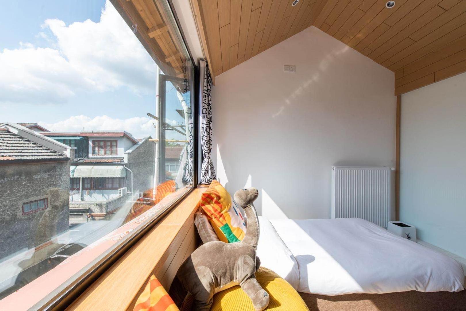 Shanghai Hills & Aromahome Terrace Loft with 4K projector clsoe to line 9&12