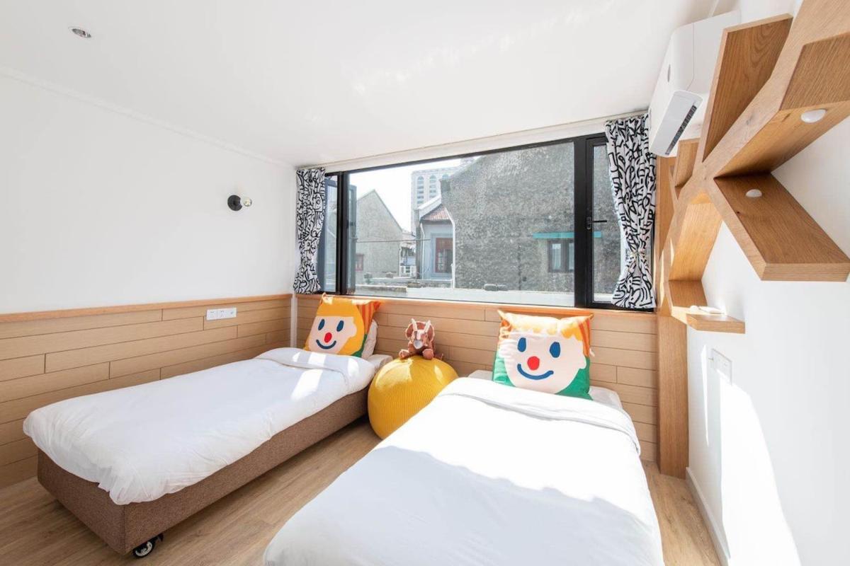 Shanghai Hills & Aromahome Terrace Loft with 4K projector clsoe to line 9&12