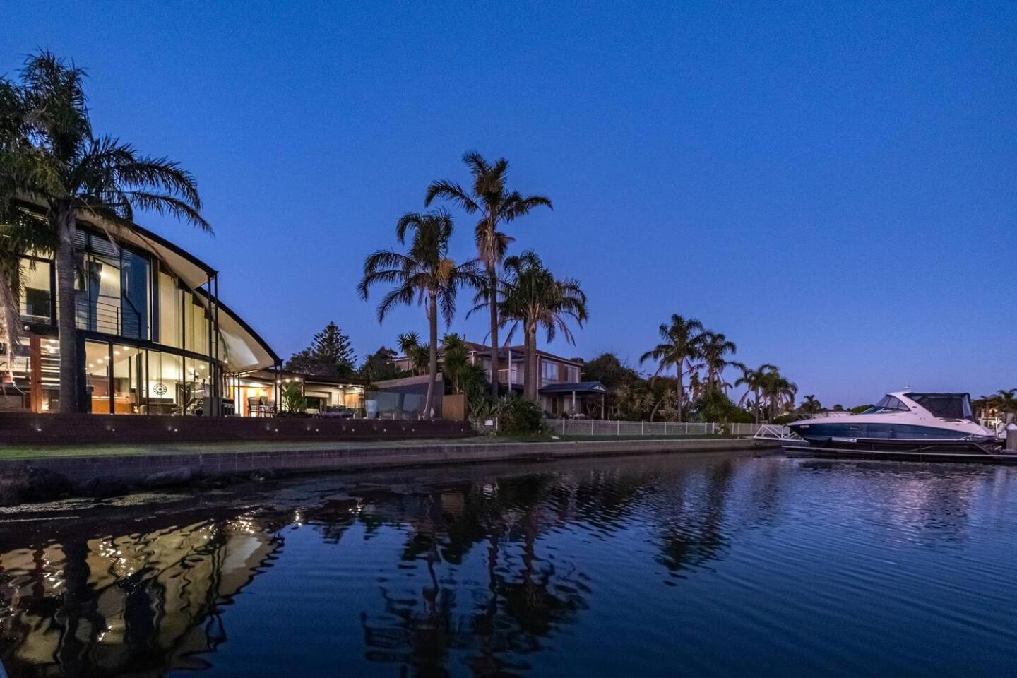 Oasis Waterfront Luxury 4br3ba Housepoolspa