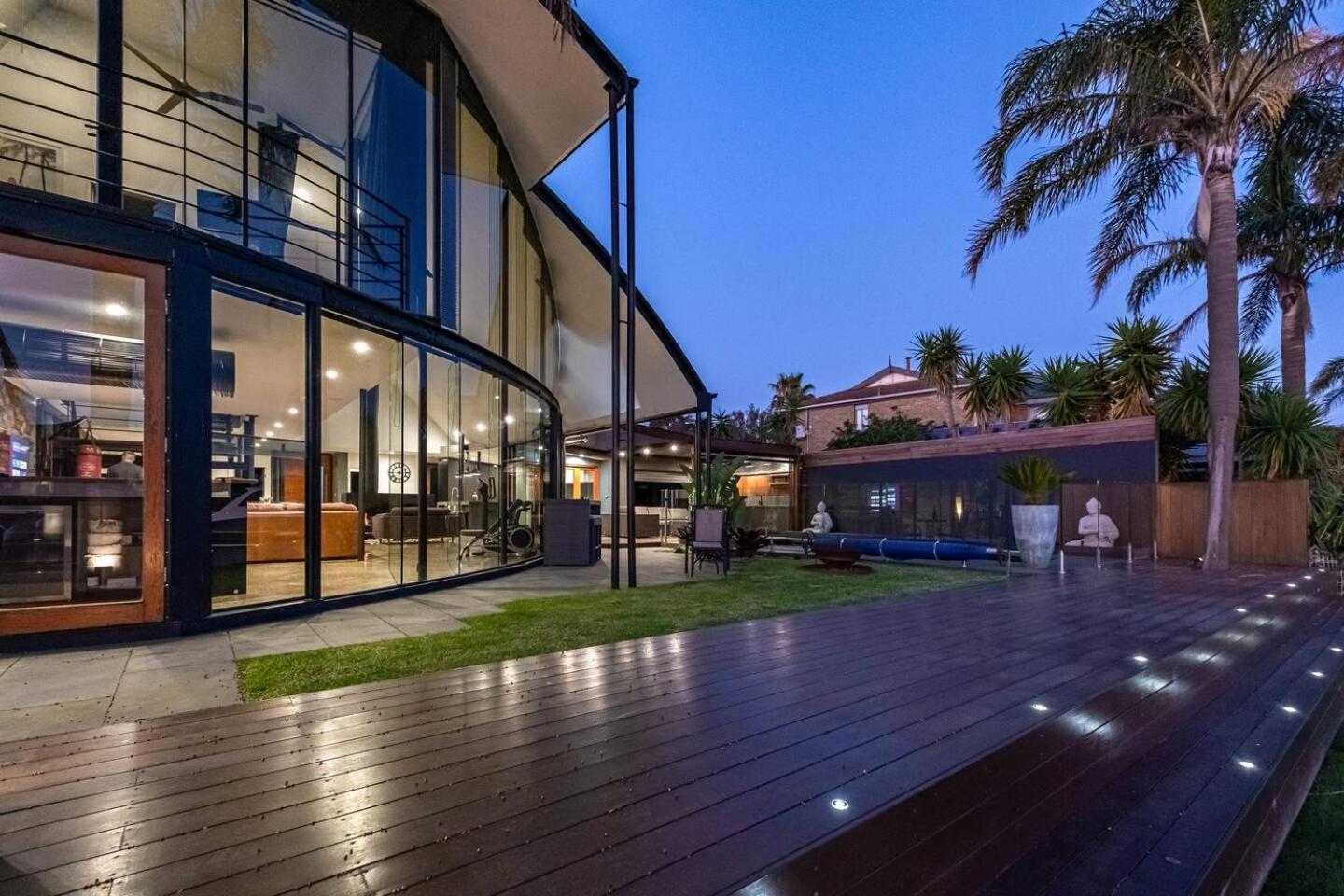 Oasis Waterfront Luxury 4br3ba Housepoolspa