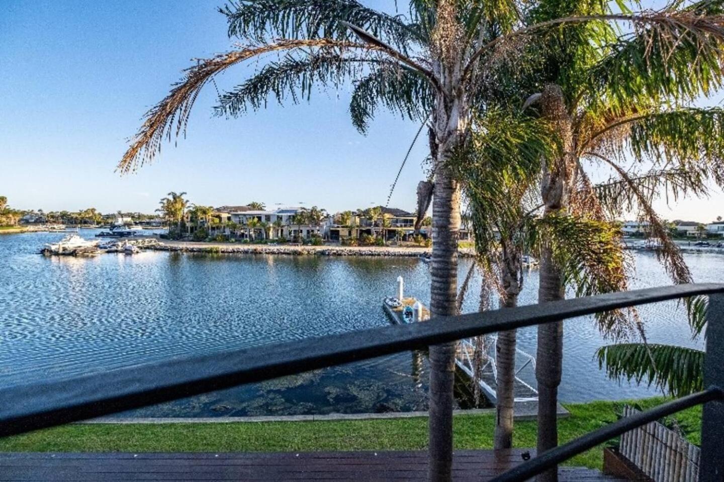 Oasis Waterfront Luxury 4br3ba Housepoolspa