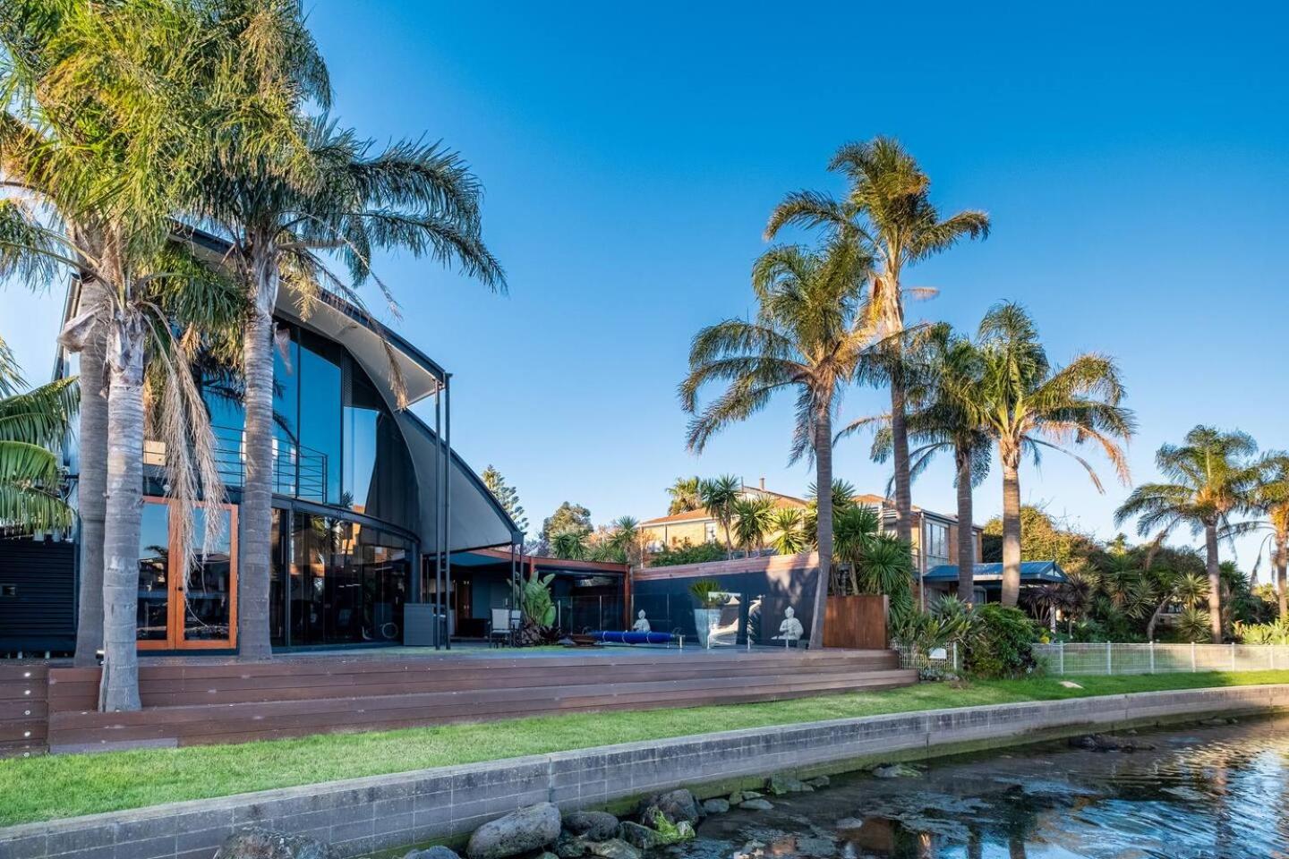 Oasis Waterfront Luxury 4br3ba Housepoolspa