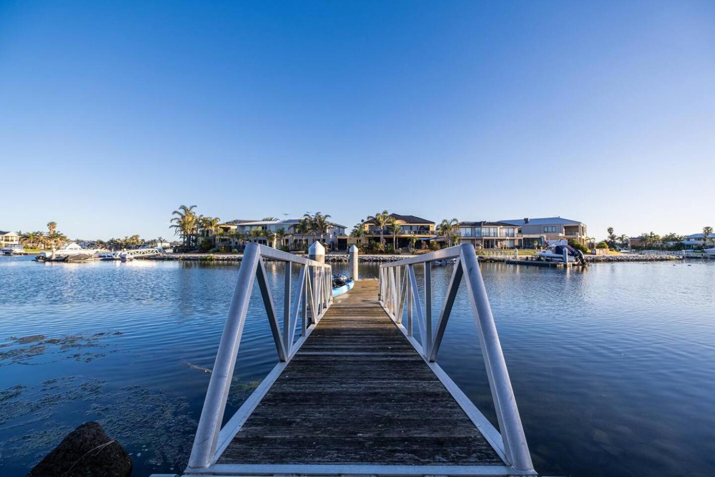Oasis Waterfront Luxury 4br3ba Housepoolspa