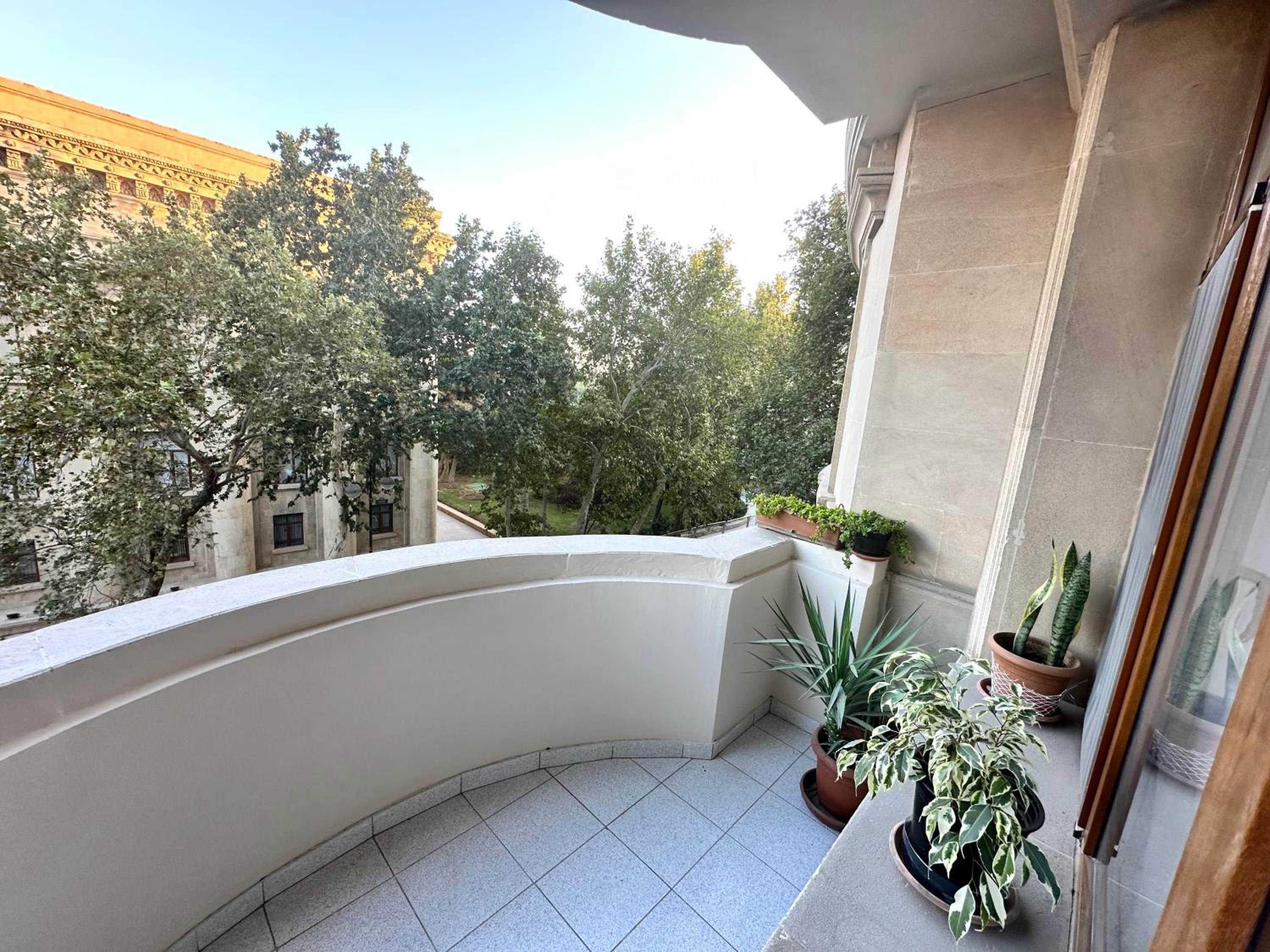 Museum Apartment Formula1 View