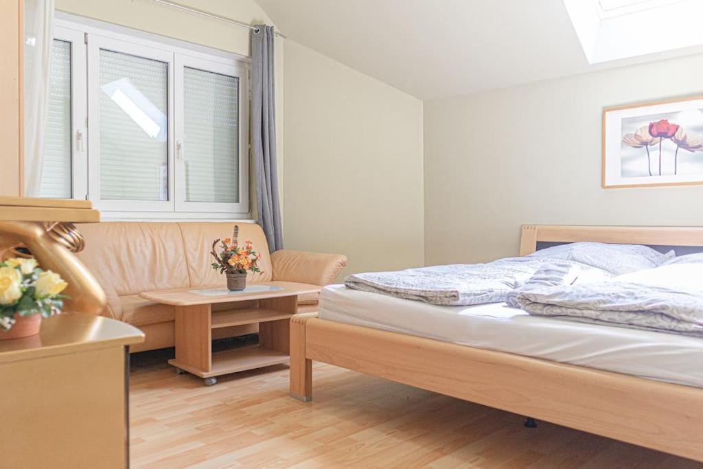 Private Rooms in Elegant Garden Villa with Free Parking
