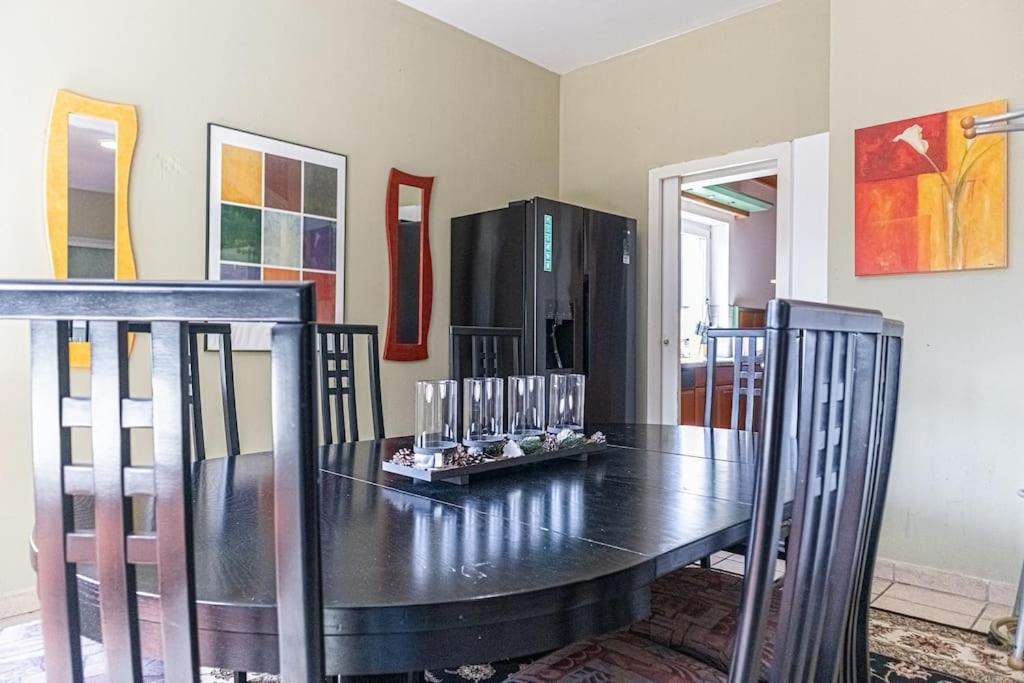 Private Rooms in Elegant Garden Villa with Free Parking