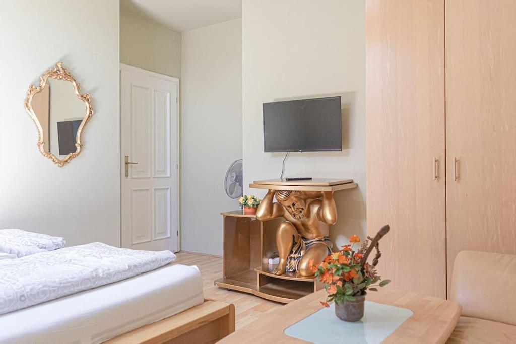 Private Rooms in Elegant Garden Villa with Free Parking