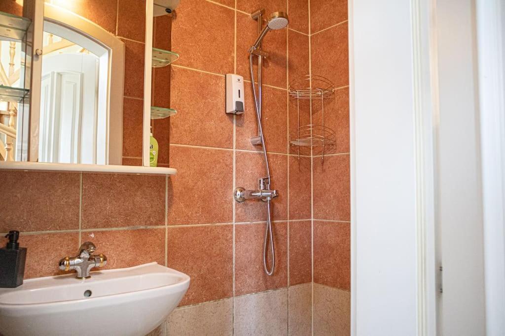 Private Rooms in Elegant Garden Villa with Free Parking