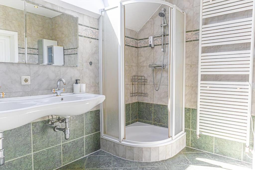 Private Rooms in Elegant Garden Villa with Free Parking