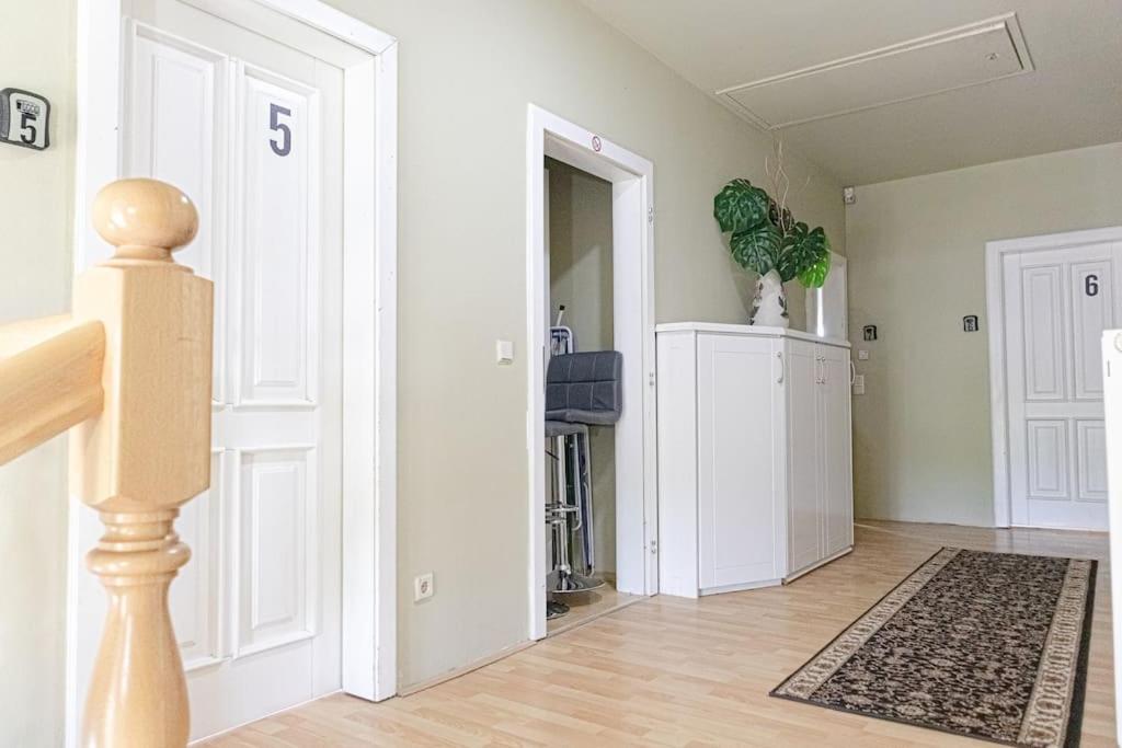 Private Rooms in Elegant Garden Villa with Free Parking