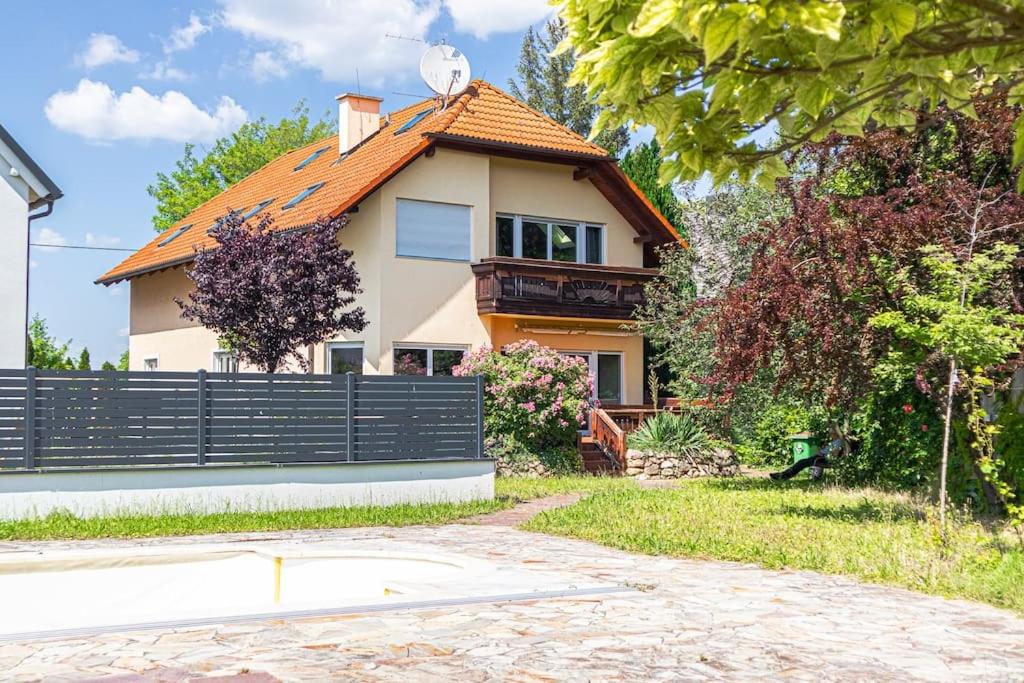 Private Rooms in Elegant Garden Villa with Free Parking