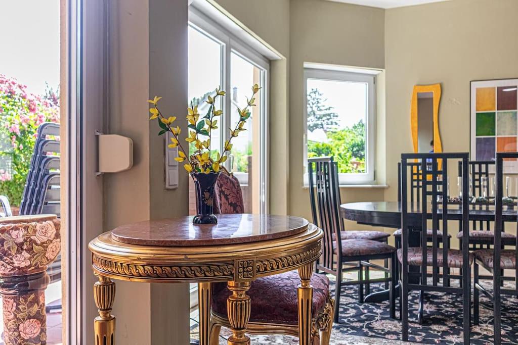 Private Rooms in Elegant Garden Villa with Free Parking