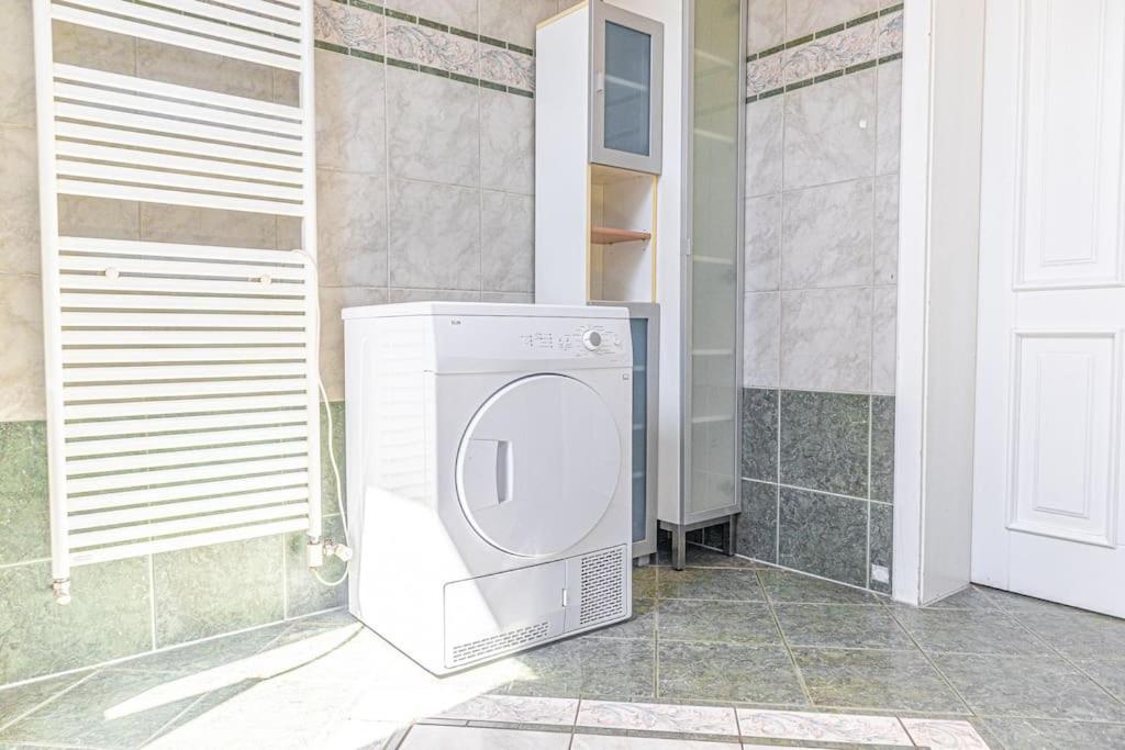 Private Rooms in Elegant Garden Villa with Free Parking