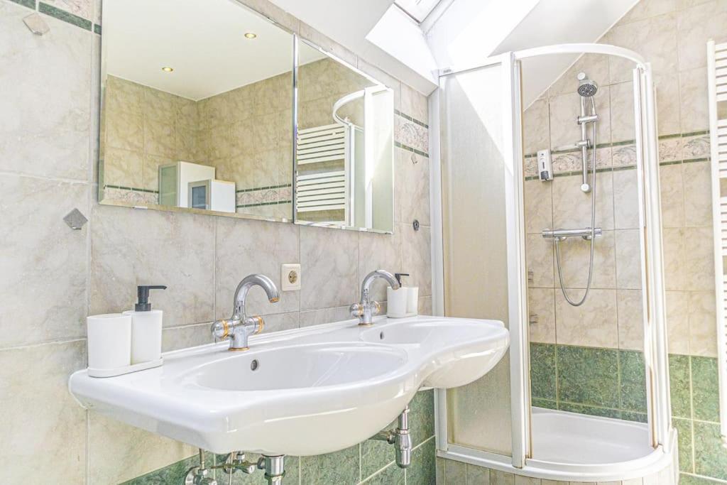 Private Rooms in Elegant Garden Villa with Free Parking