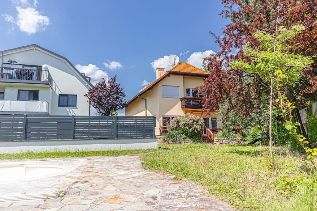 Private Rooms in Elegant Garden Villa with Free Parking