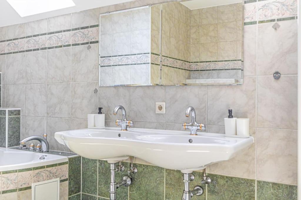 Private Rooms in Elegant Garden Villa with Free Parking