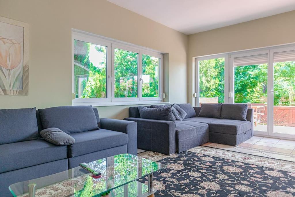 Private Rooms in Elegant Garden Villa with Free Parking
