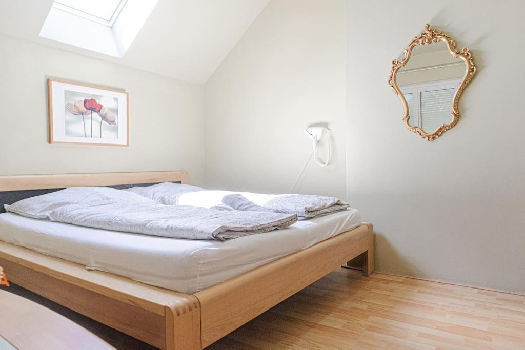 Private Rooms in Elegant Garden Villa with Free Parking