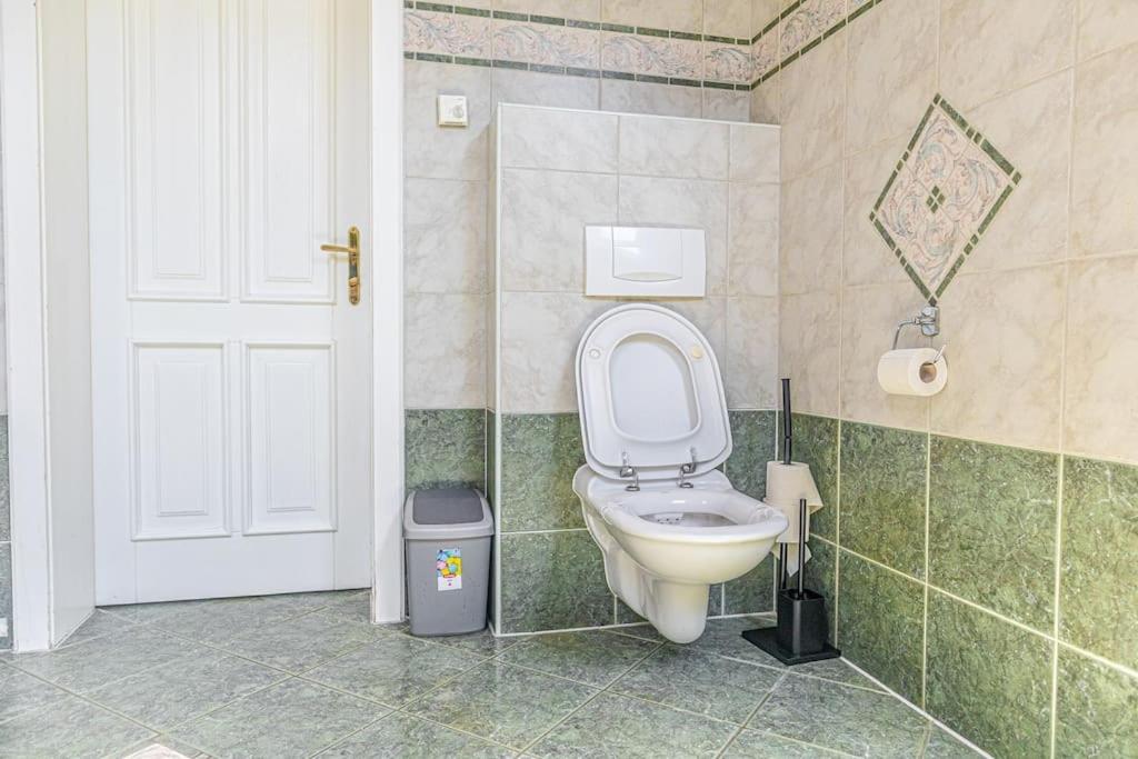 Private Rooms in Elegant Garden Villa with Free Parking
