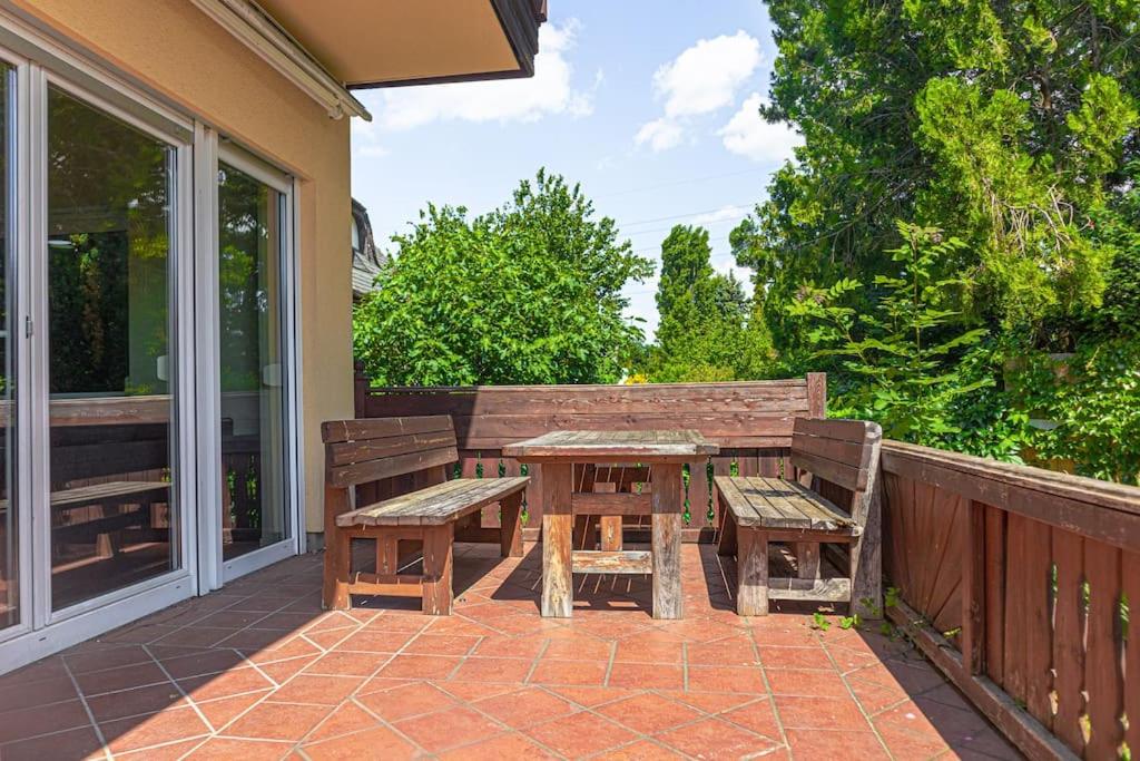 Private Rooms in Elegant Garden Villa with Free Parking