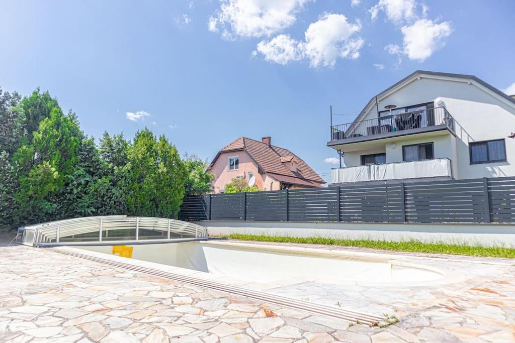 Private Rooms in Elegant Garden Villa with Free Parking