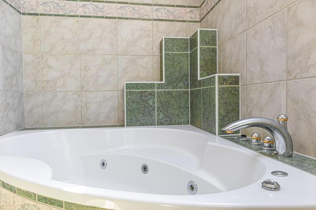 Private Rooms in Elegant Garden Villa with Free Parking