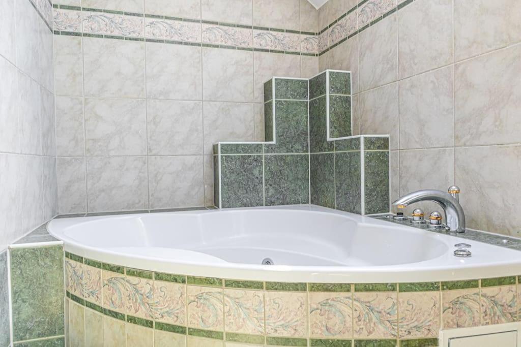 Private Rooms in Elegant Garden Villa with Free Parking
