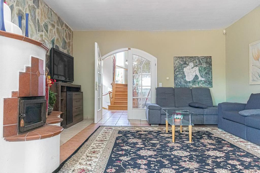 Private Rooms in Elegant Garden Villa with Free Parking