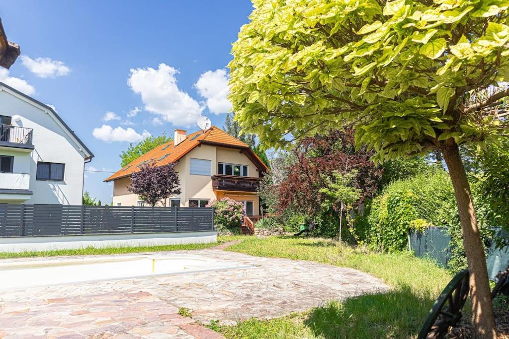 Private Rooms in Elegant Garden Villa with Free Parking