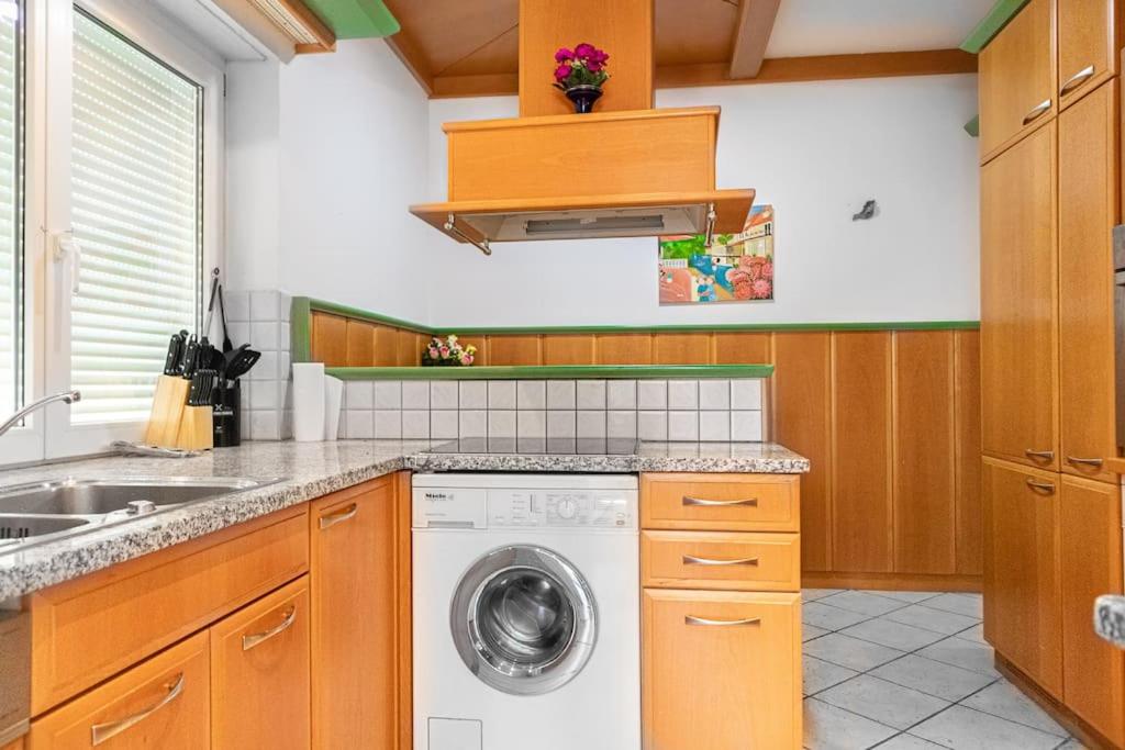 Private Rooms in Elegant Garden Villa with Free Parking