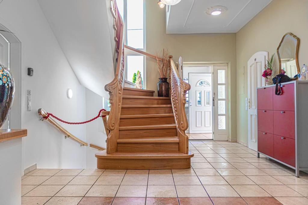 Private Rooms in Elegant Garden Villa with Free Parking