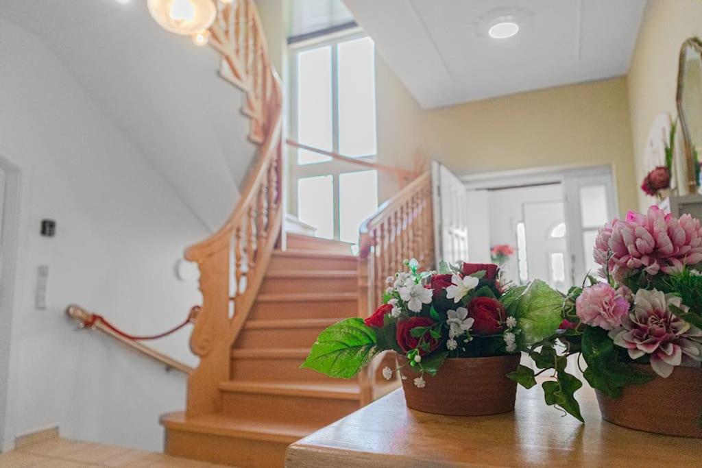 Private Rooms in Elegant Garden Villa with Free Parking