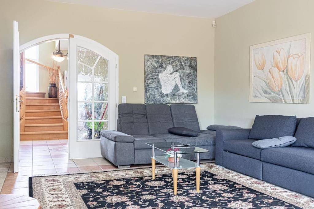 Private Rooms in Elegant Garden Villa with Free Parking
