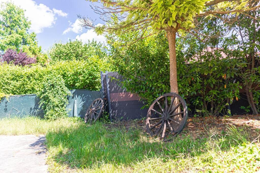 Private Rooms in Elegant Garden Villa with Free Parking