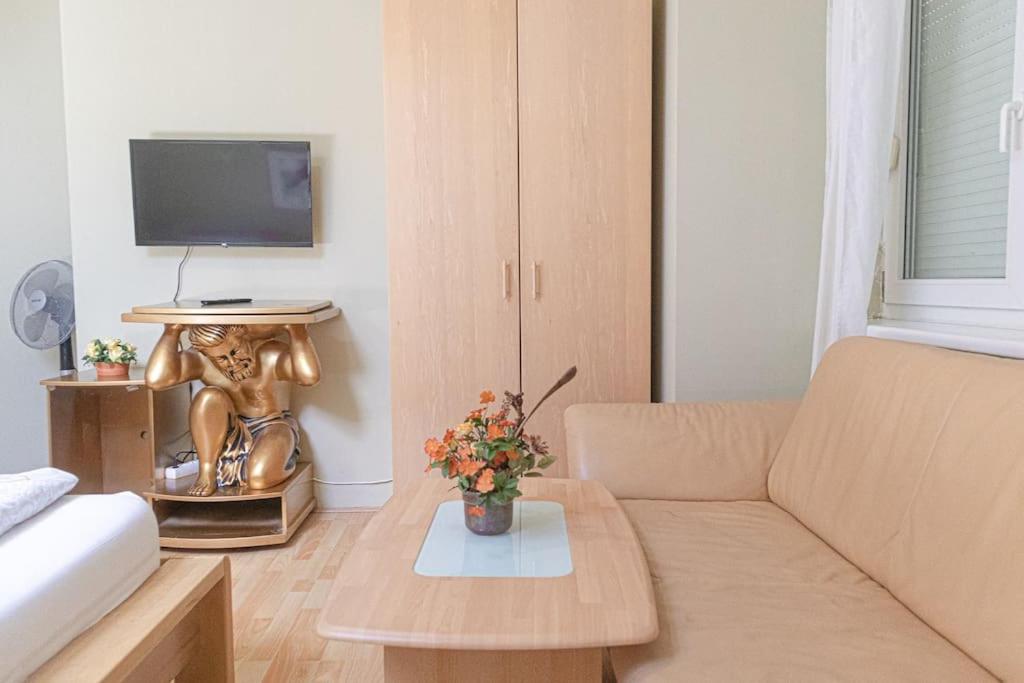 Private Rooms in Elegant Garden Villa with Free Parking