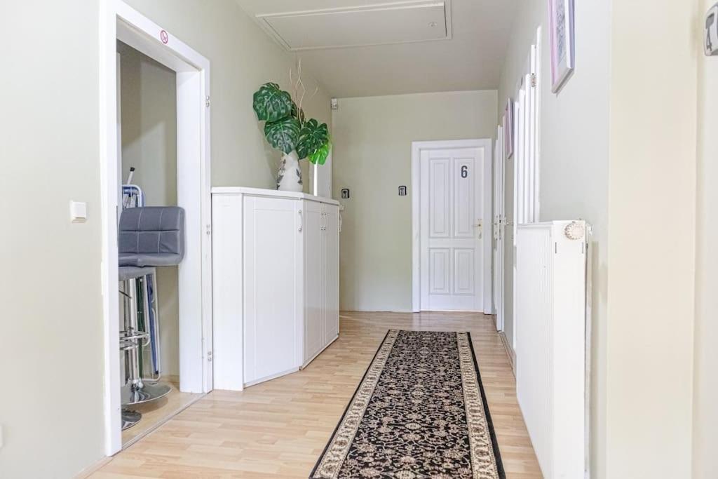Private Rooms in Elegant Garden Villa with Free Parking