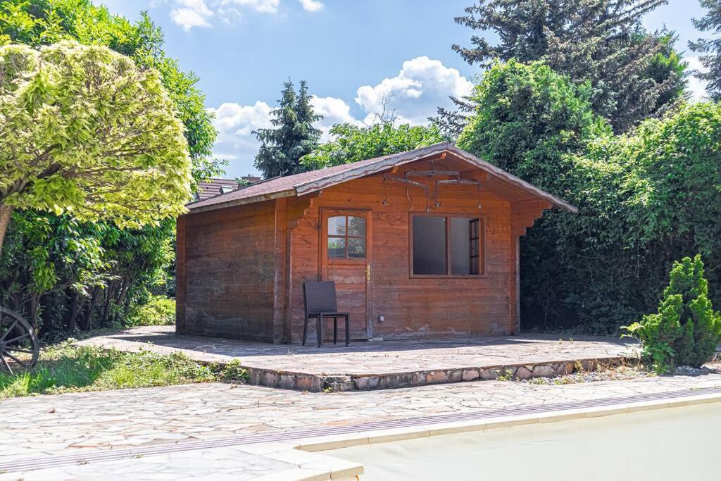 Private Rooms in Elegant Garden Villa with Free Parking