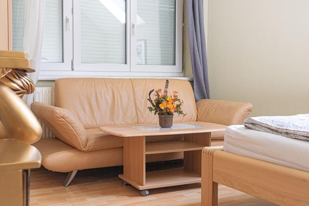Private Rooms in Elegant Garden Villa with Free Parking