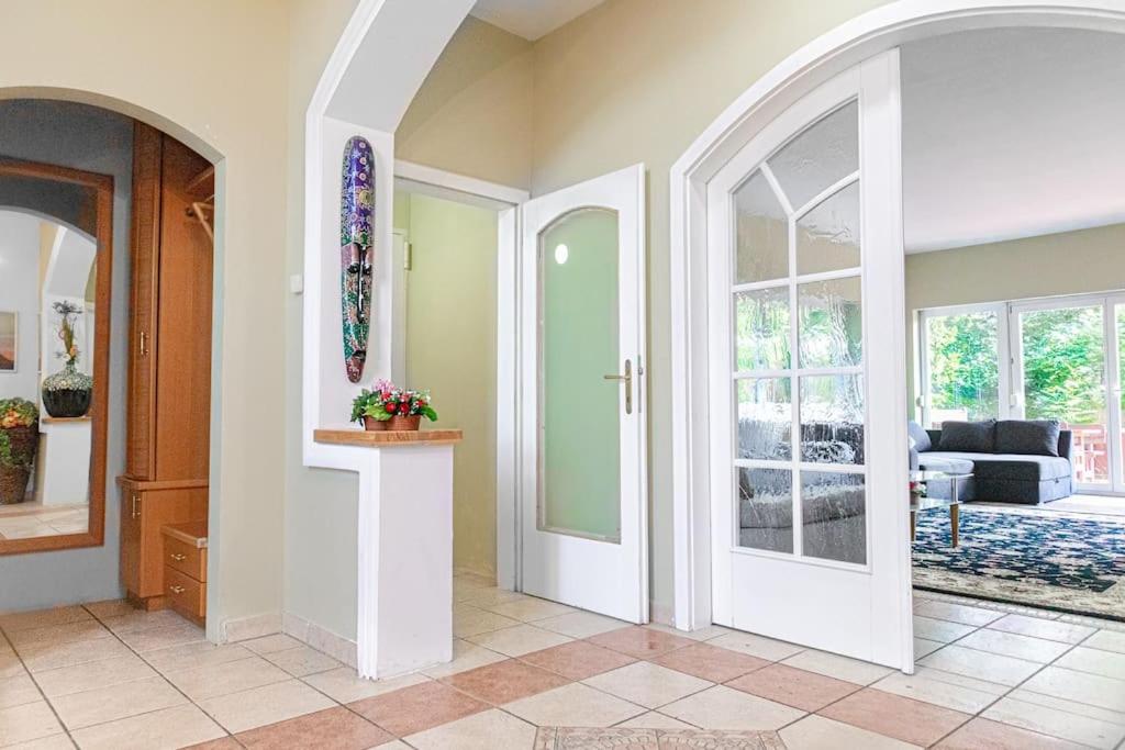 Private Rooms in Elegant Garden Villa with Free Parking