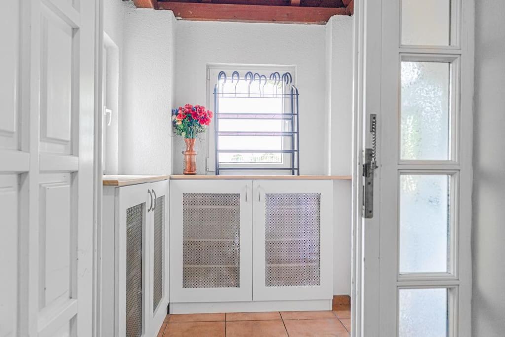 Private Rooms in Elegant Garden Villa with Free Parking